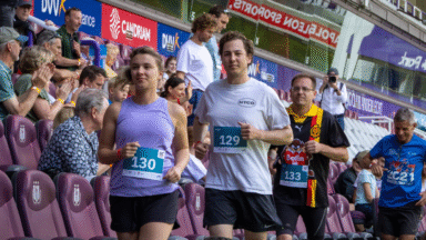 Anderlecht : une course solidaire dans les escaliers du Lotto Park contre Parkinson