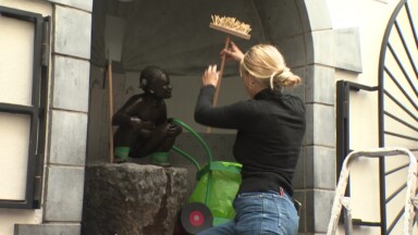 Jeanneke Pis déguisée en balayeuse de rue : rencontre avec le propriétaire qui accessoirise la statue