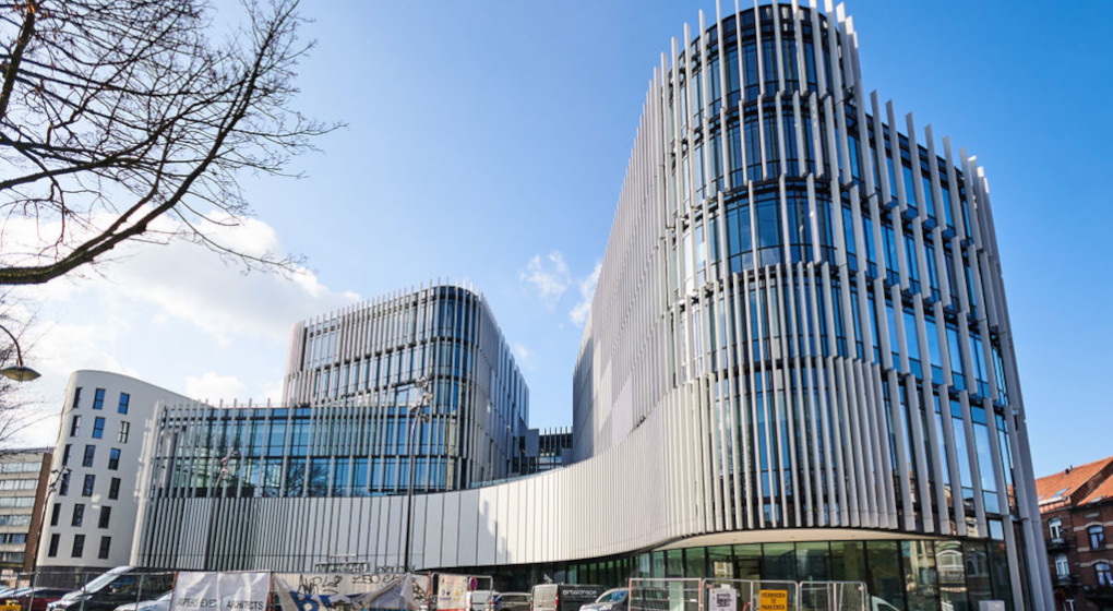 Etterbeek : le conseil communal débat du faux collaborateur de l’échevine à huis clos