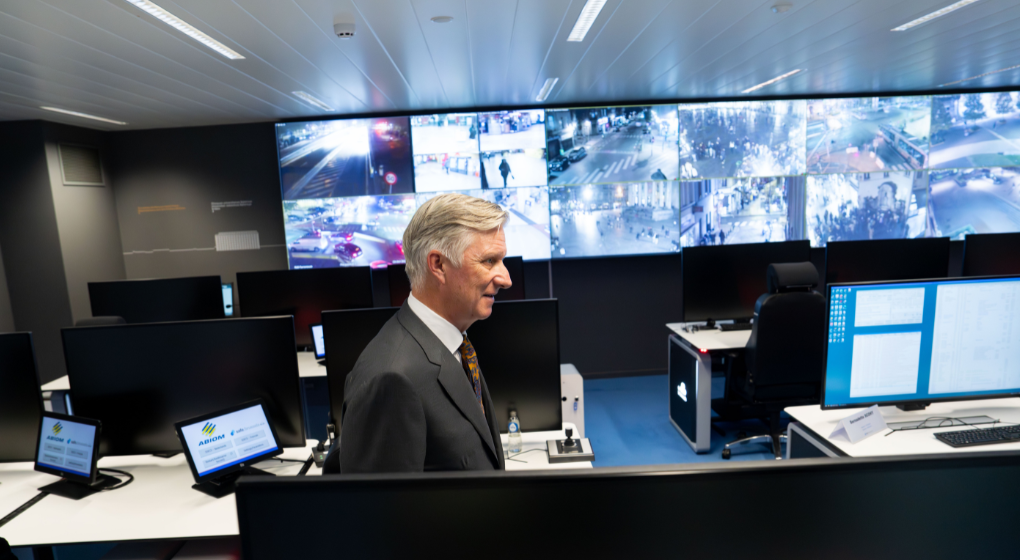 Le Roi visite le centre de coordination de la sécurité de safe.brussels