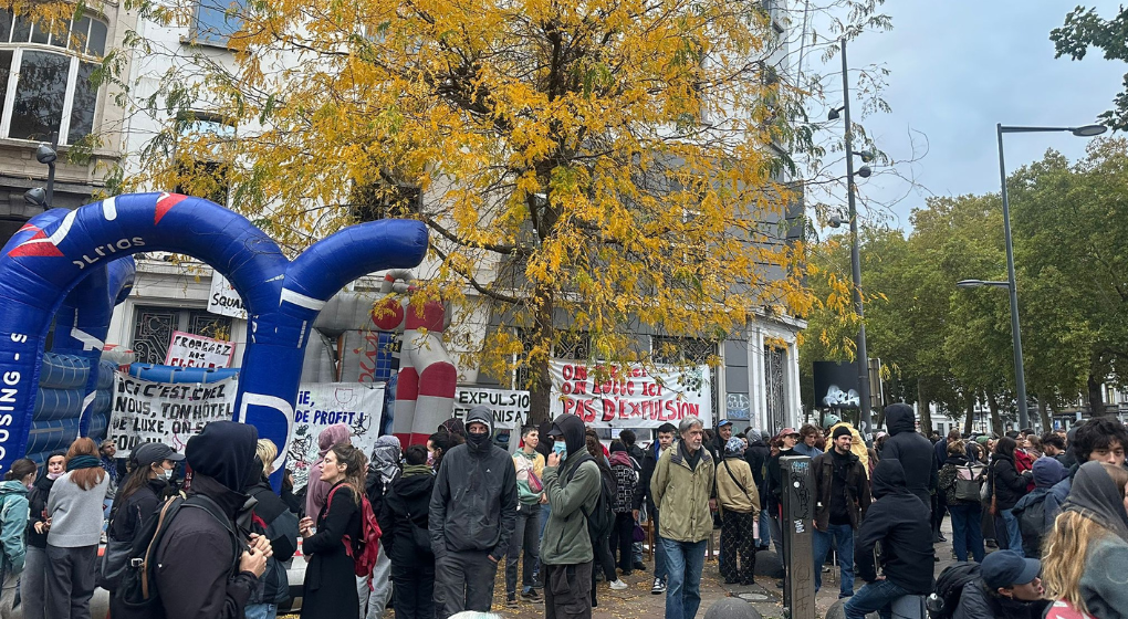 Anderlecht : environ 200 personnes rassemblées pour s’opposer à une expulsion au square de l’Aviation