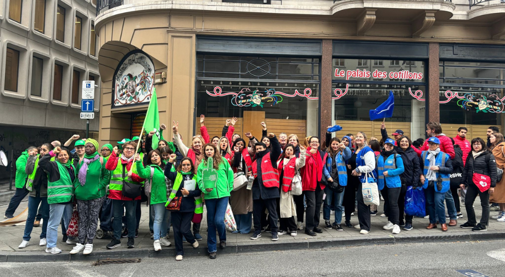 “Les travailleurs ne sont pas des pions” : syndicats et aides ménagères manifestent devant le Parlement bruxellois