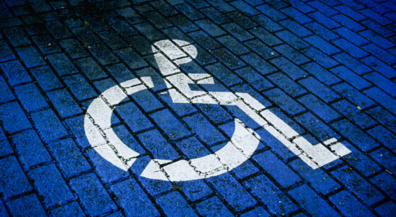 Place de parking pour personnes porteuses d'un handicap - Photo : Belga Image