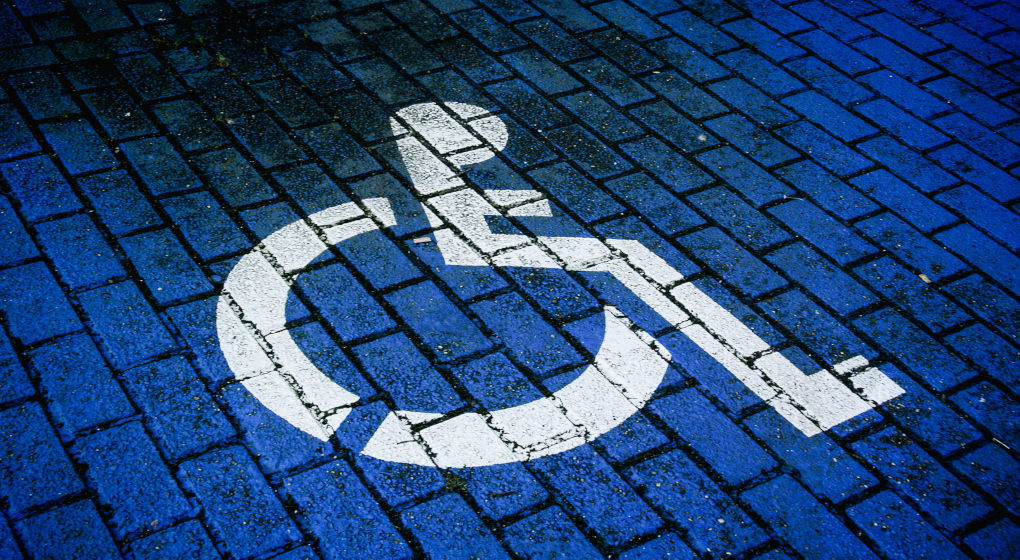 Place de parking pour personnes porteuses d'un handicap - Photo : Belga Image