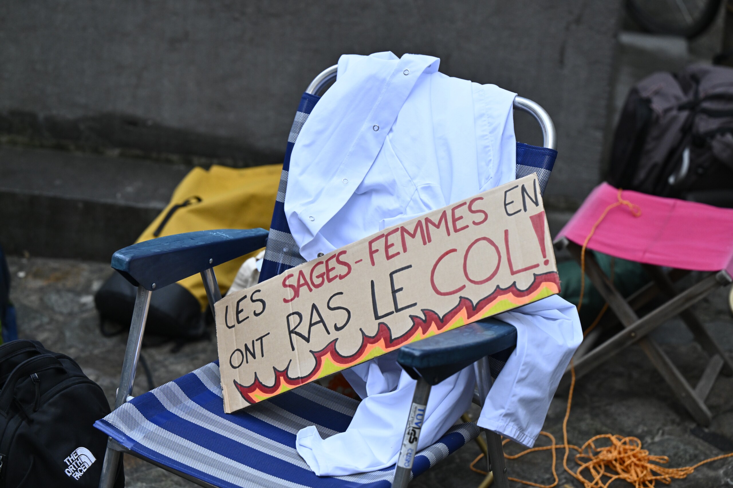 A message 'Les Sages-femmes en ont ras le col' pictured at a picket line organized in front of Saint-Pierre Hospital to denounce the consequences of federal government measures on access to healthcare, in Brussels, on Tuesday 25 November 2025. The action is part of large strike in all public services from today, after the start yesterday in public transport and larger actions in all sectors, public and private tomorrow.
BELGA PHOTO ERIC LALMAND