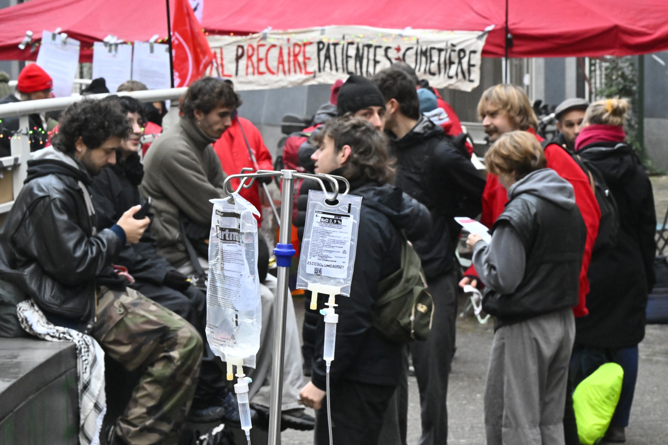 A picket line organized in front of Saint-Pierre Hospital to denounce the consequences of federal government measures on access to healthcare, in Brussels, on Tuesday 25 November 2025. The action is part of large strike in all public services from today, after the start yesterday in public transport and larger actions in all sectors, public and private tomorrow.
BELGA PHOTO ERIC LALMAND