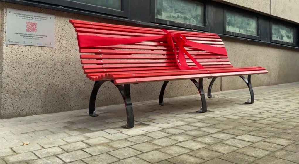 Un banc rouge inauguré à Saint-Gilles pour sensibiliser aux violences faites aux femmes