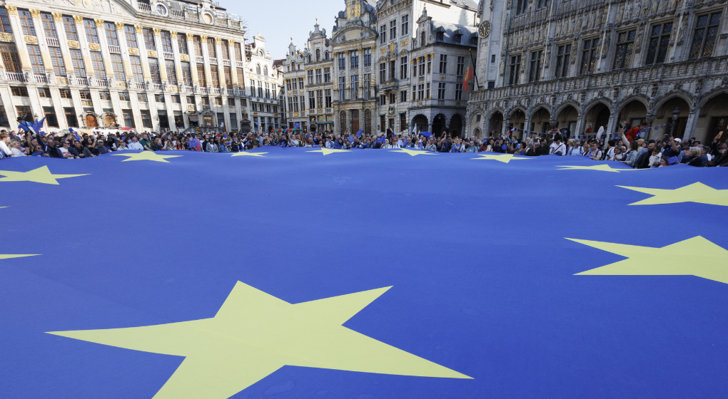Journée de l'Europe: un drapeau européen géant déployé sur la Grand ...
