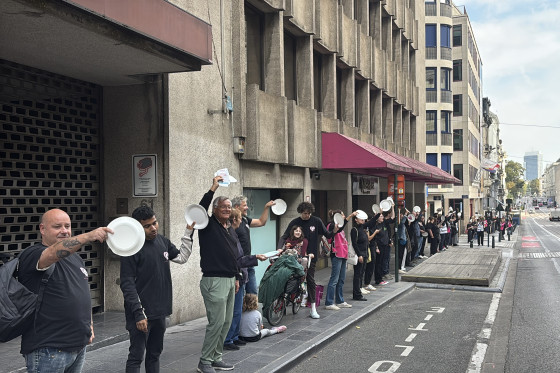 Une "File des Assiettes vides" géante à Bruxelles; organisée par les Restos du Coeur de Belgique.