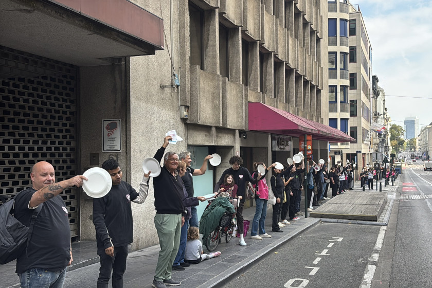 Une "File des Assiettes vides" géante à Bruxelles; organisée par les Restos du Coeur de Belgique.